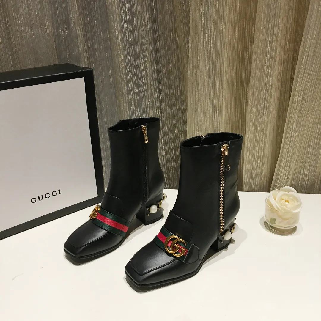 👟👟Ex-factory price 540👟👟 Classic version of GUCCI [Lightning] [Lightning] The latest autumn and winter new style 7-inch short boots [Love] The must-sell model in the picture above [Love] The original shoe last effect is great [Strong] The heel is also the original shoe 1:1 big pearl that fits the heel 100% 👻 Not the cheap small pearl on the market 🎉 The imported fabric is full-grain cowhide 🎁The texture is very beautiful💝Pay special attention to the fact that the inner pads are all imported sheepskin. The heel height is 7 cm. 35--40 in full package.